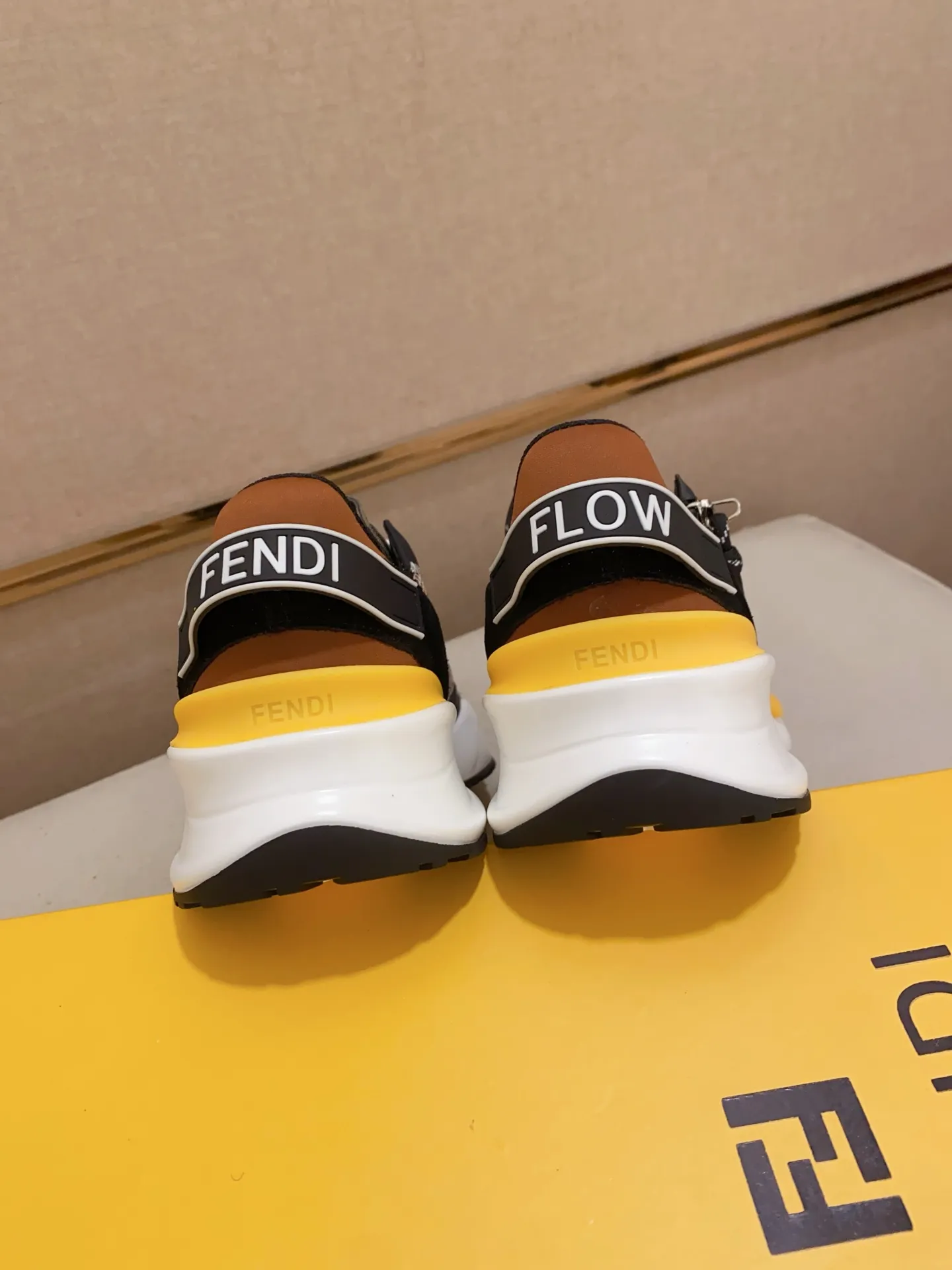 Men's shoes💰: 540💰(Higher version) [Fendi] Fendi's latest casual shoes for men! Available at counters simultaneously! A one-to-one replica of the original. Made entirely of imported top-grain calfskin, the interior is made of top-grain water-dyed cowhide, and the original factory-supplied rubber outsole. Leading new fashion concepts. Matching code: 38-44. 45 can be customized and non-returnable!
